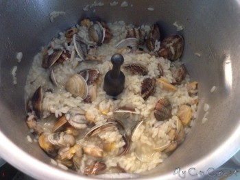 Risotto alle vongole quasi pronto